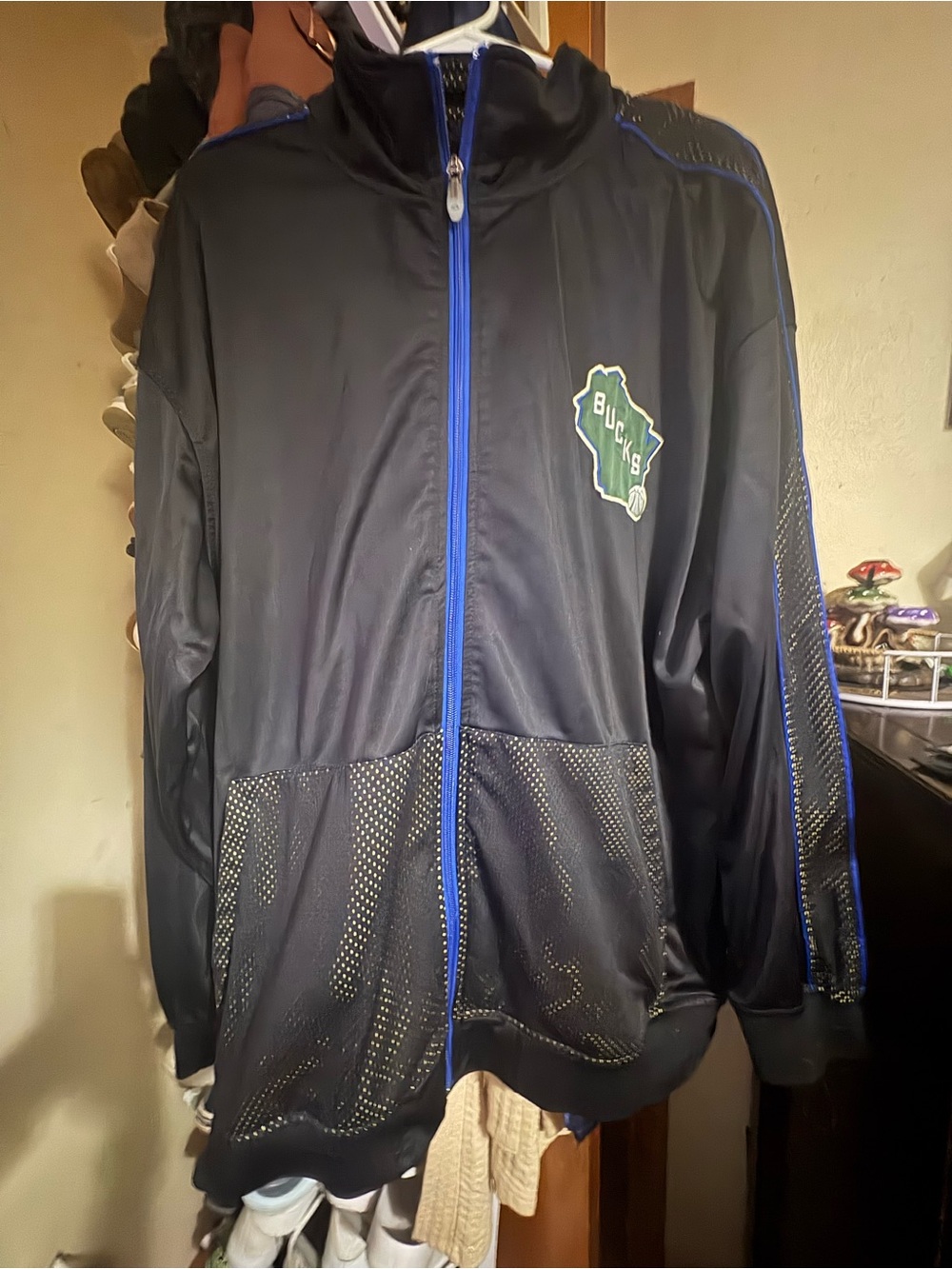 Milwaukee Bucks Majestic Full-Zip Track
Jacket Size 3x (fits more like a 2x)
